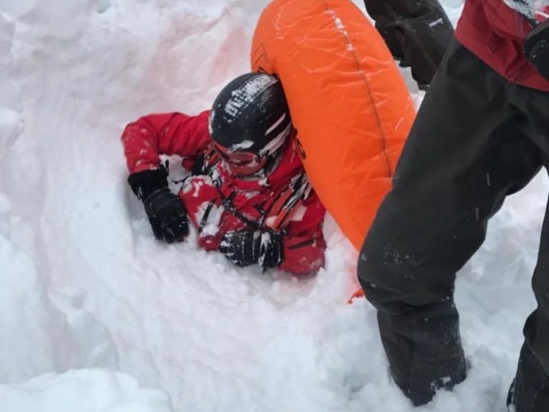 Сотрудник горнолыжного курорта в Сочи попал под сход лавины