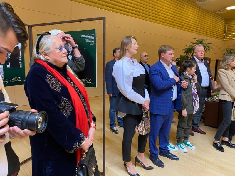 В сочинском аэропорту открылась выставка Иосифа Кобзона