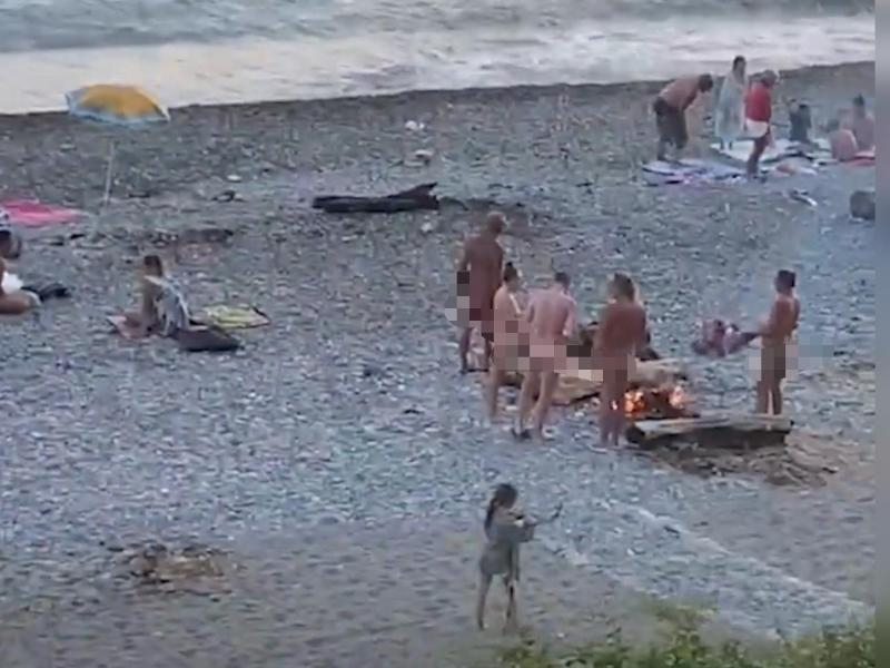 Многие пользователи осудили толпу нудистов отдыхающих у костра на пляже в Сочи