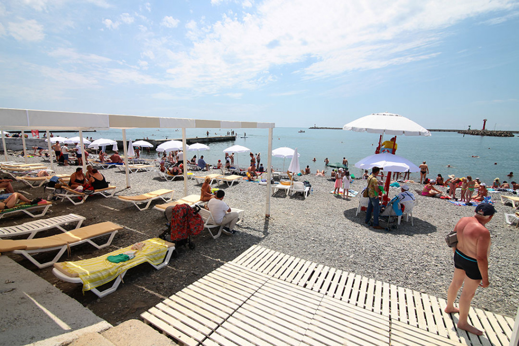 Новый песчаный пляж «Маяк» открыт для гостей в самом центре Сочи