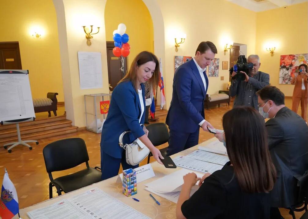 Алексей Копайгородский на выборах в Сочи с супругой 